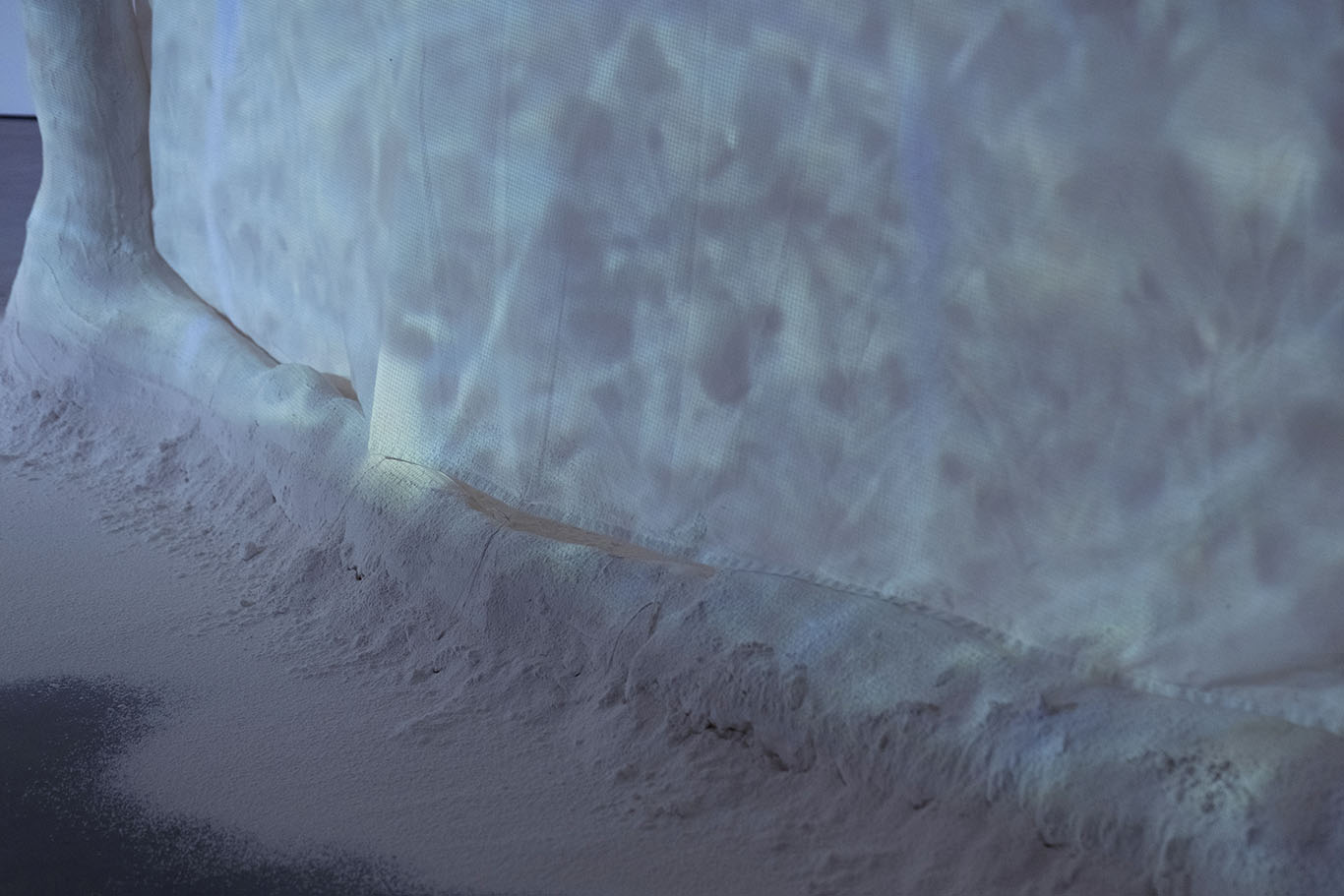 vue d'installation_les coquilles vides _ video et sculpture_ Juliette Morisse