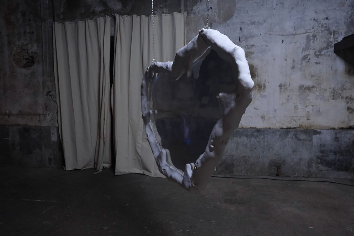 vue d'installation _ A ces filles en écumes _ vidéo et sculpture _ Juliette Morisse