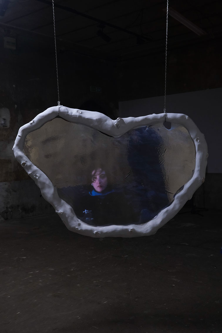 vue d'installation _ A ces filles en écumes _ vidéo et sculpture _ Juliette Morisse